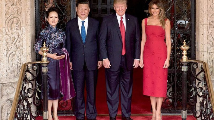 "Trong 10 năm qua, Mỹ có một hồ sơ gần như hoàn hảo về cuộc chiến mô phỏng giữa Mỹ và Trung Quốc và trong đó Bắc Kinh đều nắm phần thắng"; đây là một câu trong cuốn sách: "Quốc phòng của Mỹ với các cuộc chiến công nghệ cao trong tương lai". Ảnh: Vợ chồng Tổng thống Mỹ Donald Trump và Chủ tịch Trung Quốc Tập Cận Bình - Nguồn: Wikimedia Commons