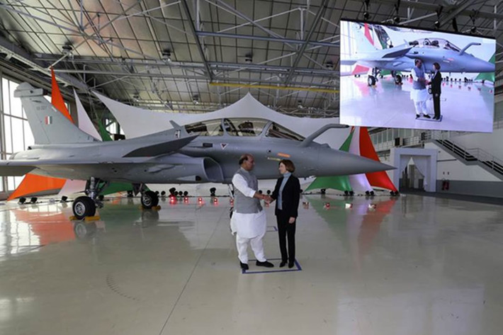Lý do tại sao Ấn Độ sẽ chi rất nhiều tiền để mua máy bay chiến đấu Dassault của Pháp, vì Nga và Mỹ đều không tiết lộ mã nguồn của máy bay chiến đấu cho Ấn Độ, để nâng cấp máy bay trong tương lai. Chỉ có Pháp mới đồng ý cung cấp dữ liệu mã nguồn của máy bay và tên lửa, và đây là điểm hấp dẫn nhất đối với Ấn Độ. Ảnh: Bộ trưởng Quốc phòng Ấn Độ Rajnath Singh trong lễ bàn giao chiếc Rafale đầu tiên vào tháng 10/2019 - Nguồn: AFP.