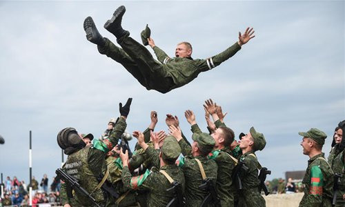 Hội thao quân sự Quốc tế ARMY Games là một hoạt động quân sự thường niên được khởi xướng bởi Quân đội Nga từ năm 2013 cho đến nay, mỗi năm tổ chức một lần. Cuộc thi là nơi cho Nga và các nước đồng minh cũng như các nước thân thiện với Nga có một sân chơi cọ xát quân sự, tăng cường tinh thần ngoại giao, đoàn kết giữa các quân đội với nhau. Ảnh: Các binh sĩ Belarus tại cuộc thi ARMY Games do Nga tổ chức.