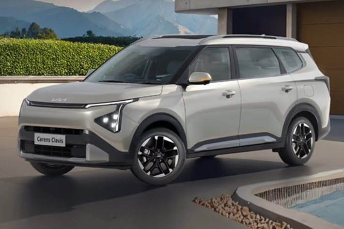 Phần thân xe vẫn giữ dáng vẻ quen thuộc của dòng Carens cũ nhưng đã được nâng tầm nhờ những chi tiết như bộ mâm hợp kim 17 inch phối hai màu thể thao và màu sơn ngoại thất mới Ivory Silver Gloss, giúp tổng thể chiếc xe trở nên bắt mắt và cao cấp hơn.