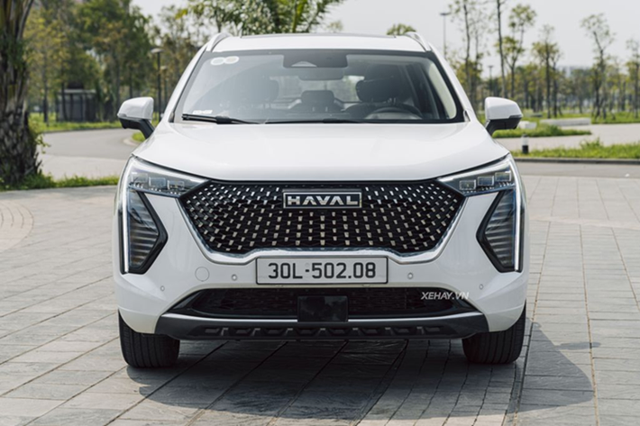 Phía sau Haval Jolion HEV tại Việt Nam là cụm đèn hậu LED có thiết kế khá giống đầu xe, đi cùng cản sau được ốp mạ crom sáng bóng. Bản tiêu chuẩn Pro được trang bị bộ mâm có kích thước 17 inch, còn bản Ultra là 18 inch.
