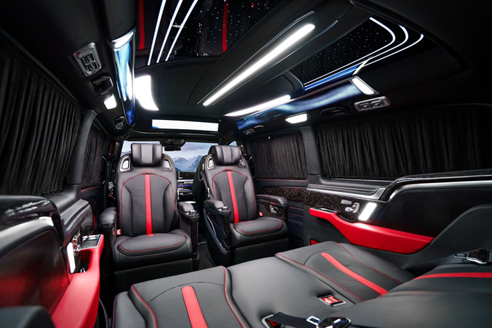 Bộ mâm Mercedes-Benz V-Class phong cách Maybach cũng là điểm nhấn của gói độ MANSORY. Không gian người lái của V-Class ấn tượng với màn hình lớn. Một nửa trên và dưới được phối hai tông màu và hoàn thiện bởi các chất liệu cao cấp nhất.