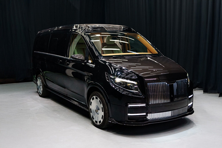 Gói độ MANSORY dành cho Mercedes-Benz V-Class đặc biệt được lấy cảm hứng từ những mẫu xe siêu sang Mercedes-Maybach với lưới tản nhiệt mạ crôm với hoạ tiết dạng thanh dọc. Cản trước tích hợp 2 dải đèn LED ban ngày đặt đối xứng.