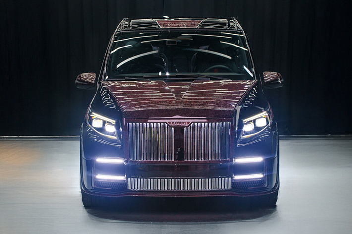 Các sản phẩm độ của MANSORY chắc chắn không thể thiếu vật liệu sợi carbon và chiếc xe này cũng vậy. MANSORY đã bổ sung rất nhiều sợi carbon lên toàn bộ xe. Bên cạnh đó, xe cũng có nhiều được cắt xẻ tạo ngoại hình ấn tượng và bắt mắt hơn nguyên bản.
