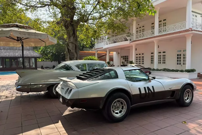Như vậy là "vua cà phê" Việt Nam hiện đang sở hữu đến 2 chiếc xe thể thao Chevrolet Corvette C3 Stingray hàng hiếm. 1 xe mang màu vàng, xe mới mua có màu bạc.