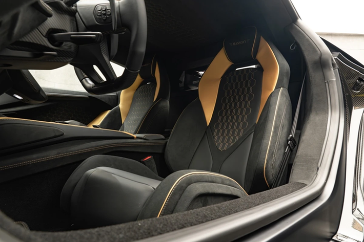 Chủ nhân của những chiếc Lamborghini Revuelto có thể thỏa sức sáng tạo với rất nhiều lựa chọn về màu sắc da ghế, đường chỉ may, họa tiết, ốp nội thất...