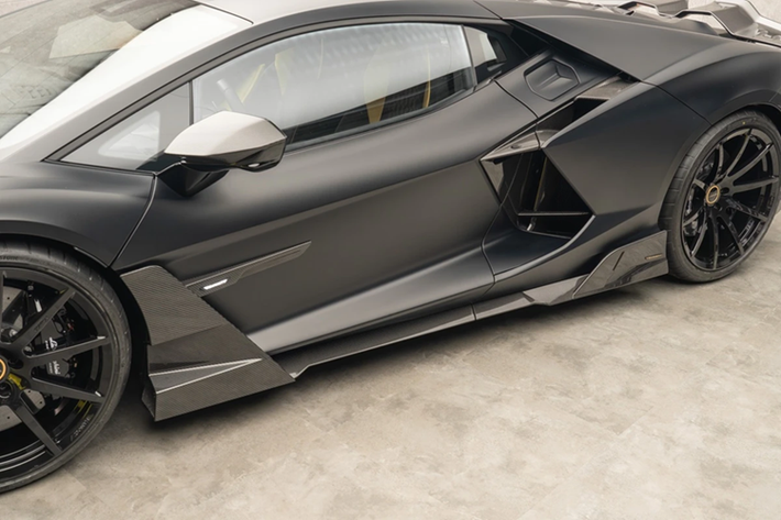 Lamborghini Revuelto Mansory Initiate được trang bị tiêu chuẩn bộ mâm FV.10 kích thước 21 inch ở cầu trước và 22 inch ở cầu sau. Khách hàng có thể cá nhân hóa màu sắc và bề mặt hoàn thiện theo ý thích.