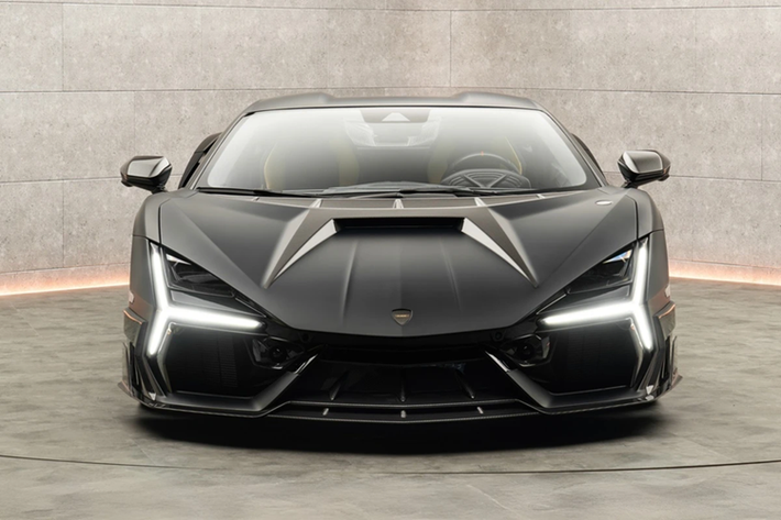 Với Revuelto Mansory Initiate, hãng độ đến từ Đức đã nâng cấp khối động cơ V12 lên công suất tối đa 880 mã lực và mô-men xoắn cực đại 760 Nm.