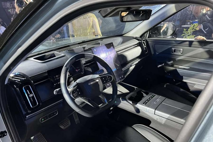 Với bộ pin 18,3kWh, xe có thể di chuyển 90km hoàn toàn bằng điện, trong khi mức tiêu thụ nhiên liệu ấn tượng chỉ 0,52 lít/100km khi sạc đầy (theo Cục Đăng kiểm Việt Nam). Quãng đường hỗn hợp có thể đạt tới 1.500km nếu sạc đầy pin và đổ đầy bình xăng – một thông số khiến nhiều mẫu xe xăng thuần phải dè chừng.