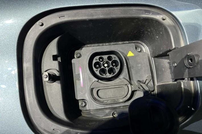 Mẫu SUV này được bảo hành 7 năm hoặc 1 triệu km cho toàn xe, riêng động cơ được bảo hành lên tới 10 năm – mức cam kết hiếm thấy trong phân khúc.