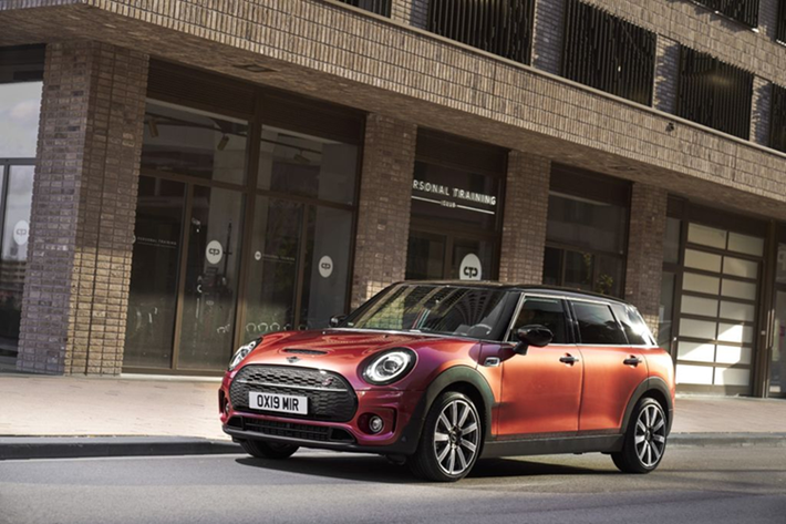 Cụ thể, khách hàng mua xe MINI Clubman tại Việt Nam sẽ được tặng voucher lifestyle (quà tặng thương hiệu) trị giá 50 triệu đồng. Đồng thời, khách hàng được tặng thêm gói cá nhân hoá màu xe và gói bảo dưỡng định kỳ MSI (MINI Service Inclusive) lên đến 5 năm hoặc 60.000 km.