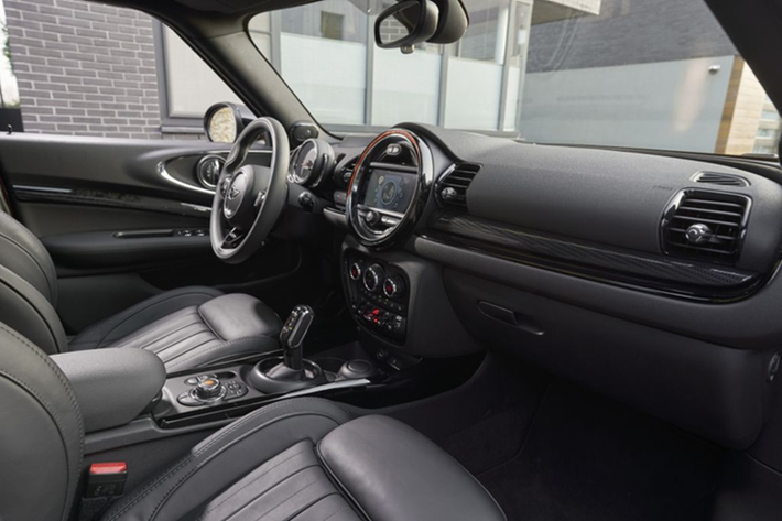 MINI Clubman có chiều dài cơ sở 2,670 mm, giúp gia tăng đáng kể không gian bên trong và khoang hành lý của xe. Điểm ấn tượng nhất của MINI Clubman chính là thiết kế cửa kép ở cốp xe, giúp tạo điểm nhấn và dễ dàng đóng/mở cốp.