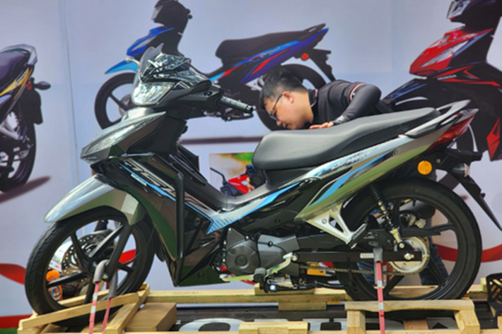 Tại Malaysia, Honda Dash 125 được định vị là mẫu xe số phổ thông, cao cấp hơn Wave Alpha với giá chỉ khoảng 6.599 RM (tương đương 38,8 triệu VNĐ). Tuy nhiên, khi về đến Việt Nam qua đường nhập khẩu tư nhân, mức giá đội lên gấp đôi, do chi phí vận chuyển, thuế...