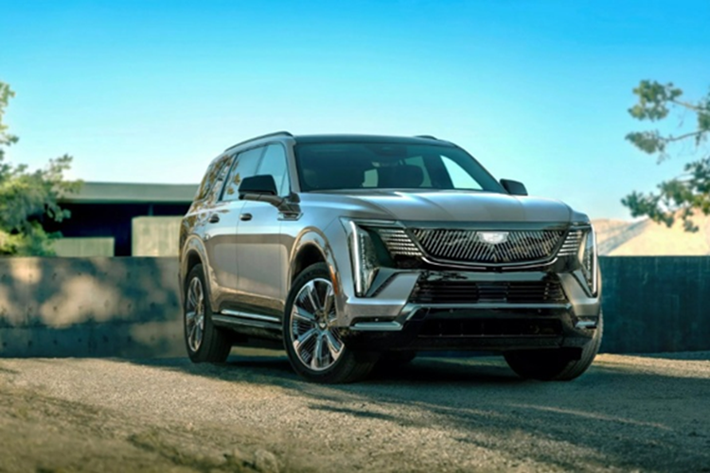 So với phiên bản tiêu chuẩn, Cadillac Escalade IQL 2025 mới dài hơn 107 mm. Với chiều dài tổng thể 5.803 mm, mẫu xe này còn dài hơn cả Escalade ESV chạy bằng động cơ đốt trong (5.766 mm). Điều này giúp Escalade IQL trở thành một trong những mẫu xe thương mại dài nhất trên thị trường.