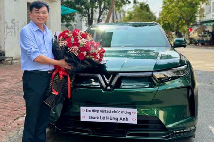 Shark Hùng Anh được biết đến là giám đốc điều hành của tập đoàn Quốc tế đa ngành BIN Corporation Group với 10 thương hiệu hoạt động toàn cầu. Anh từng xuất hiện với vai trò “cá mập” trên chương trình Shark Tank Việt Nam mùa 5. Mới đây, doanh nhân này đã khoe trên trang cá nhân tậu chiếc SUV điện VinFast VF9 mới.