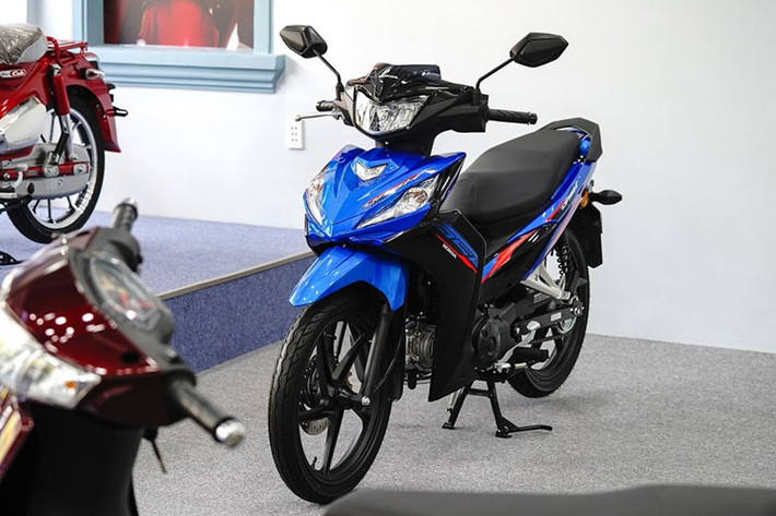 Mức giá xe Honda Dash 125 2025 này tương đương với các dòng tay ga cao cấp như Honda SH hay mẫu xe mang tính biểu tượng Super Cub C125. Và có khá nhiều người băn khoăn rằng: một mẫu xe số phổ thông có gì đặc biệt để định giá cao đến vậy?