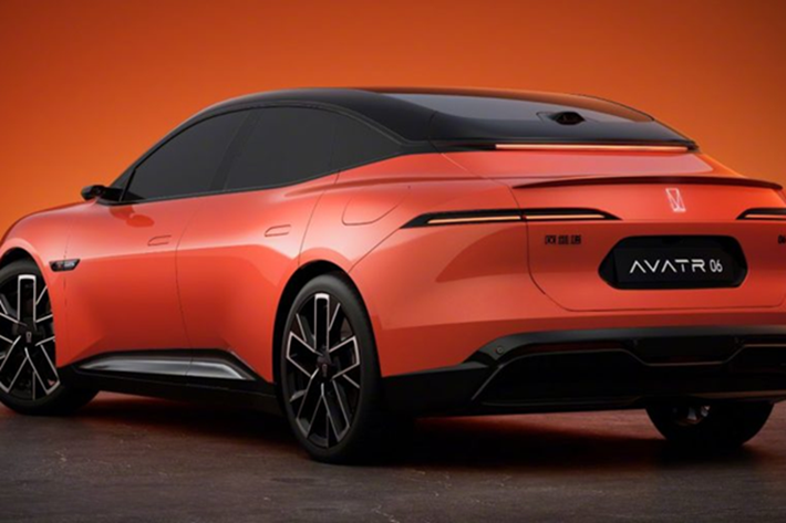 Chiếc sedan này tự hào có kích thước bao gồm chiều dài, chiều cao và chiều rộng lần lượt sẽ là 4.885 x 1.960 x 1.450 mm với chiều dài cơ sở 2.940 mm.