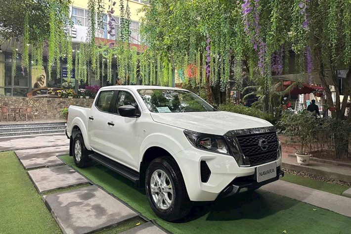 Nội thất Navara nổi bật với vô-lăng ba chấu tích hợp nhiều phím chức năng, ghế bọc da (trên hai bản cao), màn hình giải trí trung tâm 8 inch hỗ trợ Apple CarPlay/Android Auto. Phiên bản EL được trang bị ghế nỉ và không trang bị màn hình giải trí.