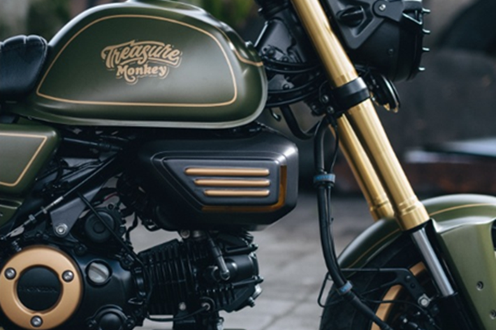 Bình xăng trên Honda Monkey độ Treasure Garage là chi tiết duy nhất còn lại từ phiên bản gốc, các phần còn lại của xe đều được thay bằng các linh kiện mới. Một trong những điểm nổi bật nhất là tấm bảo vệ bụng vững chãi với các lỗ thông gió lớn, giúp chiếc xe trở nên mạnh mẽ hơn.