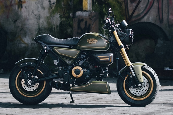 Chiếc Honda Monkey 125 đặc biệt này cũng có hệ thống ống xả mới, nhỏ gọn và được che khuất sau tấm bảo vệ bụng. Với những cải tiến tinh tế và đột phá, Treasure Garage đã biến chiếc Honda Monkey 125 thành một tác phẩm độ xe độc đáo, mang đậm dấu ấn sáng tạo và phong cách riêng biệt.
