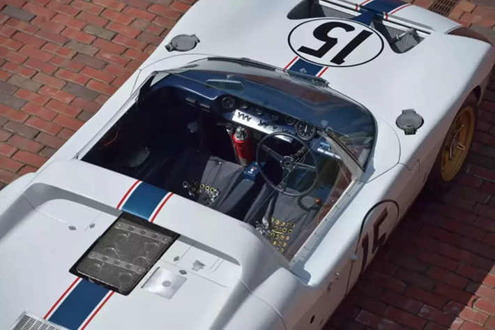 Trên hết, đây là chiếc GT Roadster duy nhất từng tham gia giải đua 24 giờ Le Mans nổi tiếng, gần như chắc chắn củng cố vị trí của nó như một trong những chiếc Ford có giá trị nhất hiện có. Mẫu xe cụ thể này, được gọi là GT/109, đã được giao cho Shelby vào tháng 3 năm 1965 để chuẩn bị cuối cùng trước cuộc đua lớn.