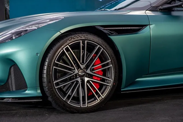 Được thiết kế để kỷ niệm 110 năm thành lập thương hiệu, Aston Martin DB12 là bản nâng cấp mở rộng của DB11 được giới thiệu vào năm 2016. Mẫu xe này được bổ sung những thay đổi như cản trước mới và lưới tản nhiệt lớn hơn. Kết hợp với đó là bộ chẻ khí nổi bật dưới cản trước, đèn pha LED cực cá tính.