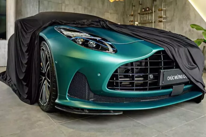 Aston Martin DB12 của nữ đại gia Hà Nội mới tậu được trang bị động cơ V8 tăng áp kép M177 4,0 lít với công suất tối đa 671 mã lực và mô-men xoắn cực đại lên đến 800 Nm, trở thành 1 trong các xe thể thao hiệu suất cao ấn tượng mà bất kỳ các tay chơi nào cũng phải sở hữu.