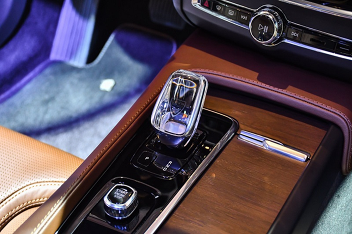 Volvo cũng cải thiện khả năng cách âm và trang bị hệ thống treo thích ứng tiêu chuẩn, mang lại trải nghiệm vận hành êm ái và thoải mái hơn cho người dùng.