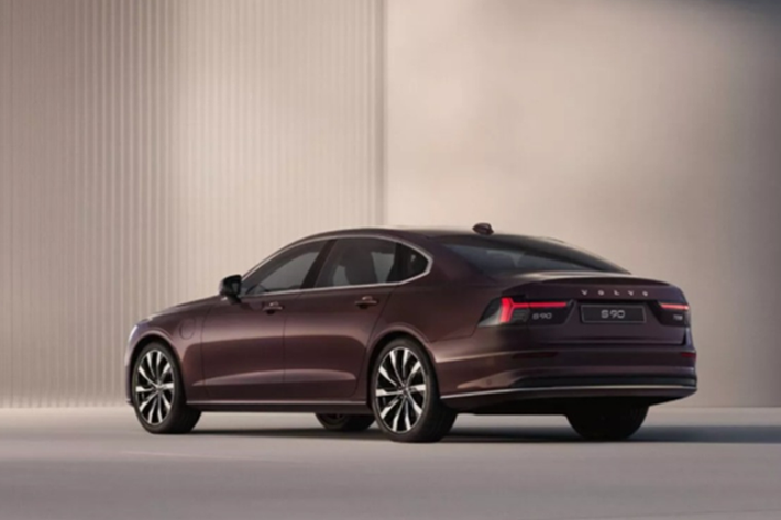 Volvo tiếp tục cung cấp hai tùy chọn động cơ cho S90 2025: bản mild-hybrid 2.0L dẫn động cầu trước hoặc bản plug-in hybrid 2.0L dẫn động bốn bánh. Đặc biệt, bản plug-in hybrid có thể di chuyển tối đa 80 km bằng điện, mang đến sự linh hoạt cho người dùng.