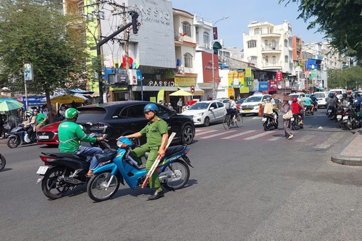 Được mọi người can ngăn, nam tài xế chở vị khách rời đi. Một lúc sau, nam tài xế quay trở lại và tiếp tục cãi nhau với nhóm tài xế xe ôm truyền thống. Tiếp đó, nam tài xế xe ôm công nghệ cầm dao, mũ bảo hiểm và 3 tài xế xe ôm truyền thống cầm gậy tre dài khoảng 1m lao vào ẩu đả khiến người dân hoảng vía. Công an thu giữ gậy gộc liên quan. Ảnh: Hoàng Thuận.