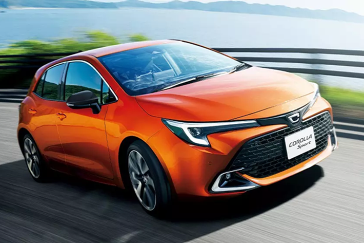 Phiên bản Sport của Toyota Corolla Hatchback nâng cấp nhẹ đã được mở bán từ ngày 9/5. Trong khi đó, các bản sedan và Touring sẽ bán ra từ ngày 19/5. Tại thị trường Nhật Bản, Toyota Corolla 2025 có giá dao động từ 2.279.200 - 3.416.600 Yên (khoảng 410 - 615 triệu đồng). So với phiên bản cũ, xe đã tăng giá đáng kể, từ 11.200 - 226.600 (khoảng 2 - 41 triệu đồng).