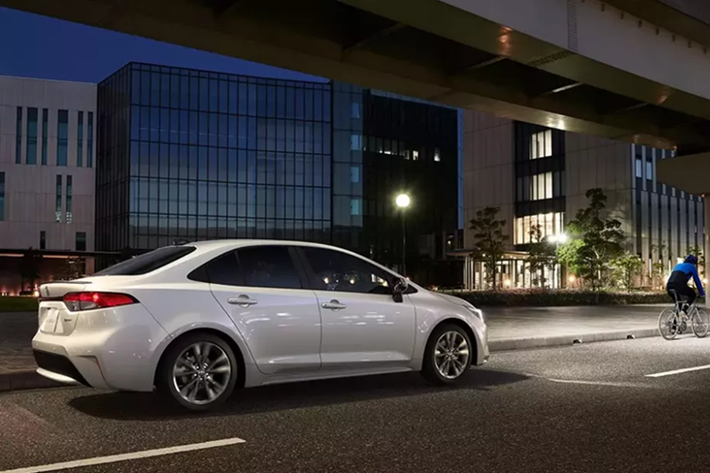 Theo hãng, việc loại bỏ hoàn toàn Toyota Corolla bản máy xăng thông thường của tại Nhật Bản là một phần trong nỗ lực lớn hơn nhằm hướng tới trung hòa carbon. Điều này đồng nghĩa với việc người mua sẽ chỉ có một lựa chọn duy nhất dưới nắp ca-pô, đó là động cơ hybrid với máy xăng 1.8L.