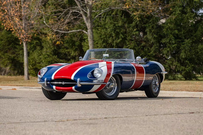 Mới đây, chiếc xe “Shaguar” duy nhất, một chiếc Jaguar E-Type Roadster đời 1967 được sử dụng trong cả ba bộ phim Austin Powers sẽ được đưa ra đấu giá trong một cuộc đấu giá do Mecum Auctions tài trợ.