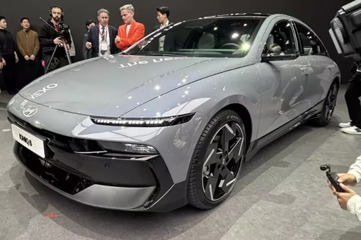 Bước vào bên trong, Ioniq 6 nâng cấp mang đến không gian thoải mái và tiện ích hơn cho người dùng. Vô-lăng được làm mới với thiết kế 3 chấu, tích hợp các cổng USB hiện đại để đáp ứng nhu cầu sạc thiết bị.