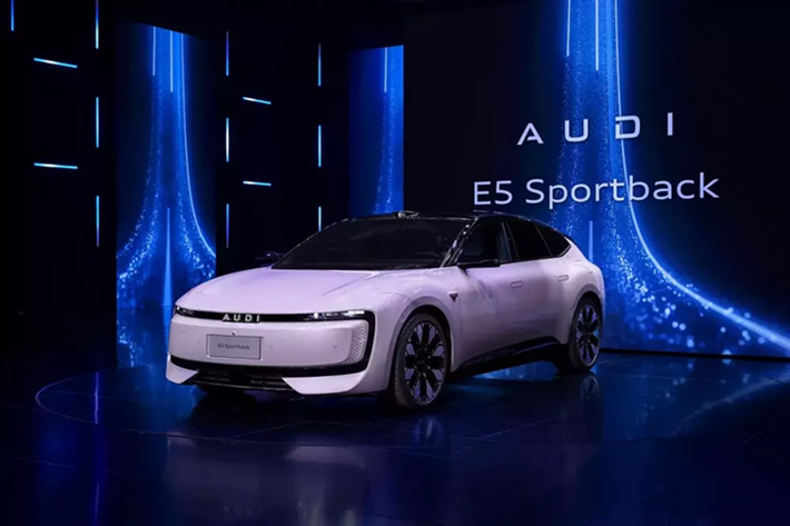 Tại Triển lãm Ô tô Thượng Hải 2025, liên doanh SAIC-Audi vừa chính thức giới thiệu mẫu xe thương mại đầu tiên của thương hiệu con AUDI, đó là AUDI E5 Sportback chạy điện. Đây là một cột mốc quan trọng đối với thương hiệu AUDI mới, là kết quả của sự hợp tác giữa SAIC và Audi dành riêng cho thị trường Trung Quốc.