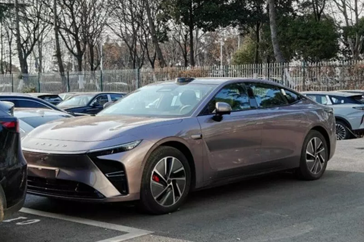 Vào ngày 18/2, mẫu xe sedan Exeed Exlantix ES EREV của Chery đã bắt đầu được mở bán trước, có bốn phiên bản: đó là Plus RWD: 162.800 nhân dân tệ (22.400 USD), Pro RWD: 179.800 nhân dân tệ (24.700 USD), RWD cao cấp 199.800 nhân dân tệ (27.500 USD) và sau cùng là phiên bản Ultra AWD 219.800 nhân dân tệ (30.200 USD)