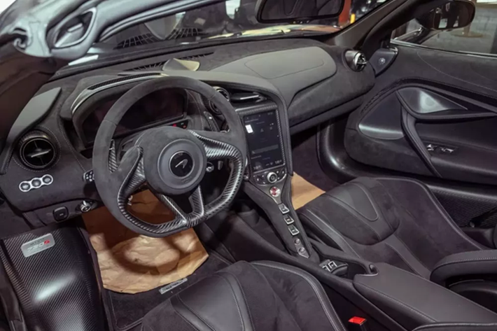 Cuối cùng chính là việc McLaren 720S Spider vẫn sở hữu cửa cánh bướm nhưng bản lề nối với mui cố định trên McLaren 720S đã bị loại bỏ khiến thiết kế phần cửa mỏng hơn.