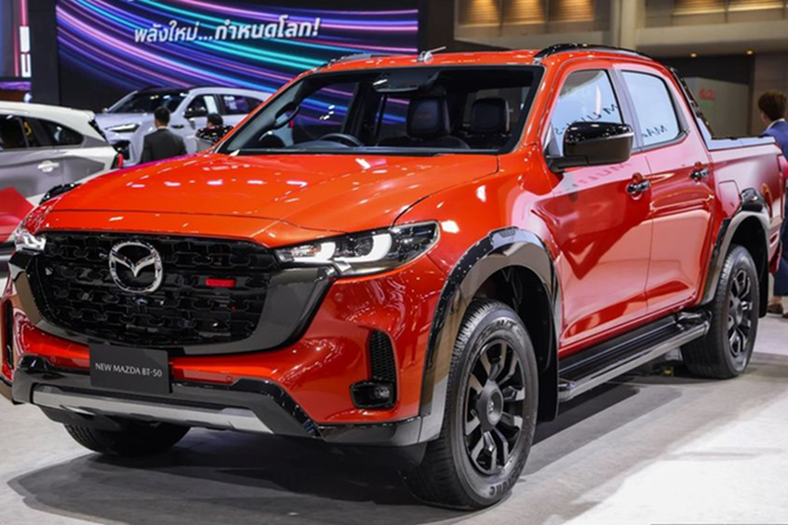 Theo thông tin từ nhà sản xuất, Mazda BT-50 2025 mới sẽ được bán tại Thái Lan với bốn phiên bản, giá từ 762.000 baht (tương đương 570 triệu đồng) cho bản Freestyle Cab Hi-racer 2.2 XS 6MT, đến 1.352.000 baht (khoảng 1,01 tỷ đồng) cho bản cao cấp Double Cab 3.0 XTR 6AT 4×4.