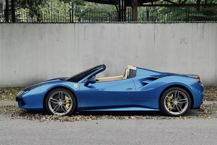 Chỉ ít ngày sau đó, chiếc siêu xe Ferrari 488 Spider mui trần này bị bắt gặp có mặt tại Hà Nội, xuất hiện trong một showroom xe ở đây. Hiện tại là 2 trong tổng số 3 chiếc xe Ferrari 488 Spider được nhập về Việt Nam đang có mặt tại Hà Nội.