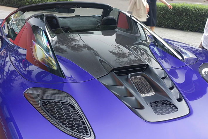 Do thay đổi về mui nên McLaren Artura Spider tại Việt Nam được thiết kế lại phần trụ, tích hợp lớp polycarbonate tráng men giúp tăng tầm nhìn phía sau và dẫn không khí vào khoang động cơ.