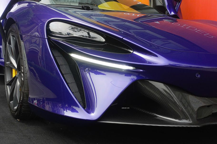 Phần mui của chiếc Artura Spider có thể đóng lại chỉ trong 11 giây, nhanh hơn 3 giây so với Ferrari 296 GTB. Người dùng có thể tùy chọn nhiều loại trang trí ngoại và nội thất cho xe như: sợi carbon hoặc các chi tiết tối màu của gói Stealth.