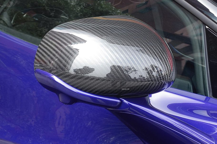 Về truyền động, McLaren Artura Spider sử dụng hệ truyền động hybrid với sự kết hợp của động cơ V6 tăng áp 3.0L với mô-tơ điện, cho tổng công suất lên đến 700 mã lực và mô-men xoắn cực đại 720 Nm.