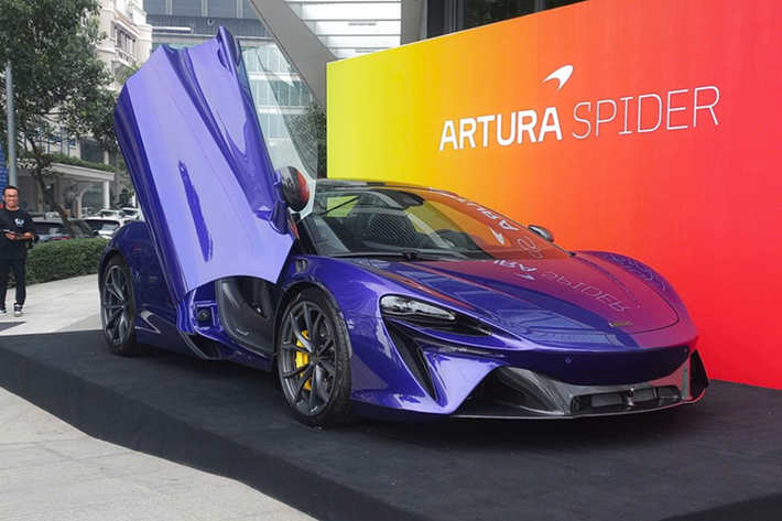Siêu phẩm McLaren Artura Spider hơn 18 tỷ đồng mới đây đã được trưng bày công khai tại một sự kiện diễn ra ở TP.HCM. Trên thực tế, McLaren Artura Spider đã được ra mắt chính thức thị trường Việt Nam vào hồi tháng 12 năm ngoái.