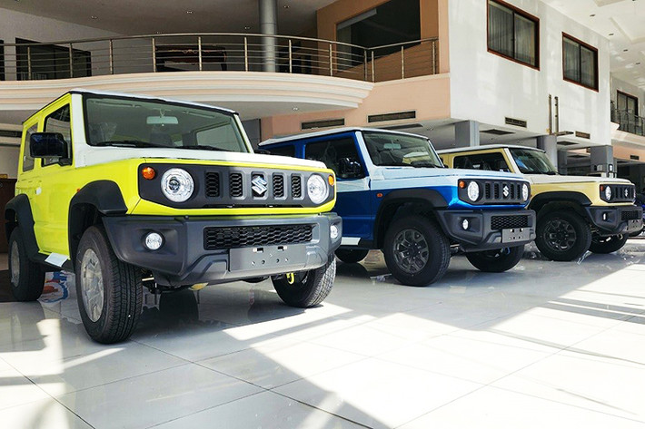Đáng chú ý, Suzuki Jimny có lẽ là mẫu xe duy nhất trong phân khúc gầm cao cỡ nhỏ được trang bị hệ dẫn động hai cầu, khóa vi sai, nhiều chế độ gài cầu và đi kèm hộp số sàn 5 cấp hoặc hộp số tự động 4 cấp.