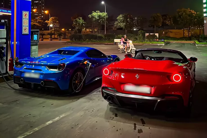 Ferrari Portofino chỉ có duy nhất 1 biến thể mui trần, và nóc nhà là loại mui xếp cứng, rất thời trang, cũng như tiện lợi, không lo thời gian dài sử dụng, sẽ bị biến dạng và xuống cấp như là mui xếp mềm.