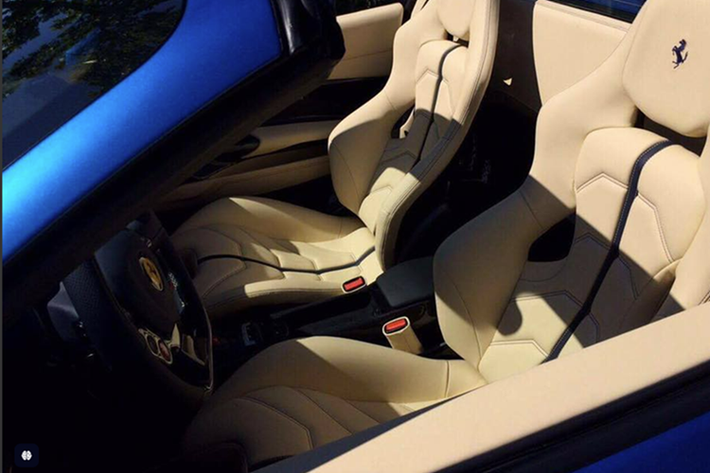 Ngoài ra, phiên bản nâng cấp giữa vòng đời Ferrari Portofino M còn được trang bị hệ thống kiểm soát trượt ngang Side Slip Control thế hệ thứ 6 tiên tiến nhất và được trang bị hộp số ly hợp kép 8 cấp, với bộ côn nhỏ hơn 20% và có thể chịu được mô-men xoắn lớn hơn 35% so với hộp số 7 cấp trước đây của xe Ferrari Portofino.