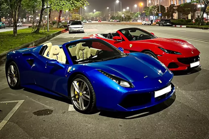 Trong khi chiếc siêu xe màu đỏ là Ferrari Portofino M mui trần thì xe màu xanh là bản Ferrari 488 Spider, cả 2 có số lượng không quá 1 bàn tay ở tại thị trường Việt Nam. Khá thú vị là chiếc Ferrari 488 Spider sau vài ngày ra Hà Nội đã tìm thấy chủ nhân mới.