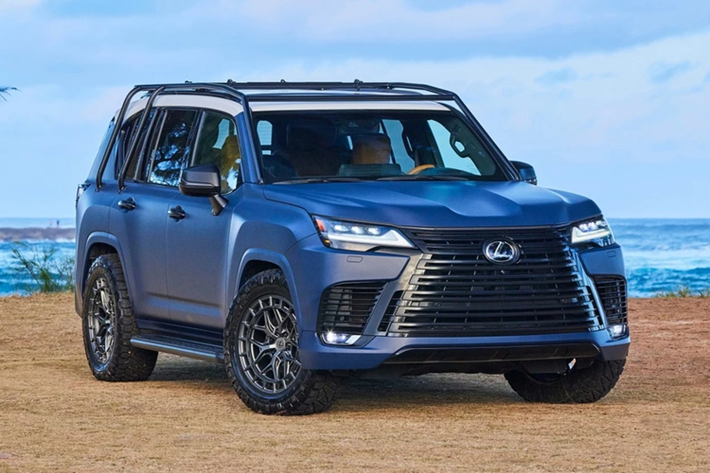 Lexus với vai trò đối tác của Liên đoàn Lướt sóng Thế giới (WSL), đã giới thiệu concept Lexus Surf LX 2025 mới độc đáo dành cho tín đồ của môn thể thao này. Ngoại thất Lexus LX Surf màu xanh nhám và phần nóc sơn màu trắng, đi kèm các chi tiết tương phản.