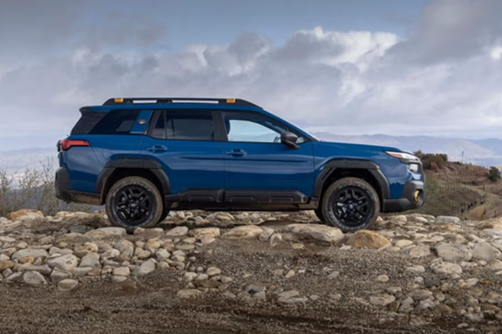 Khoang nội thất của xe cũng nhận được hàng loạt nâng cấp. Outback 2026 được trang bị cụm đồng hồ kỹ thuật số 12,3 inch, màn hình giải trí 12,1 inch tốc độ xử lý cao hơn và đặc biệt, các phím điều khiển điều hòa vật lý đã trở lại sau nhiều phản hồi từ người dùng.