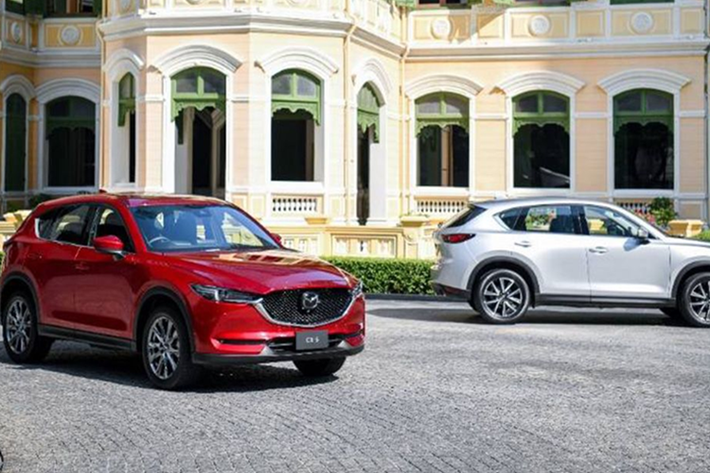 Chưa hết, bộ lưới tản nhiệt khu vực đầu xe có vẻ được thiết kế nhỏ hơn so với mẫu xe hiện tại, tương tự CX-50. Mặc dù không có nhiều thay đổi mang tính đột phá về mặt thiết kế, nhưng thế hệ CX-5 tiếp theo dự kiến sẽ là một mẫu xe hoàn toàn mới với nền tảng Small Platform tương tự Mazda 3, CX-30 và CX-50 hiện tại.